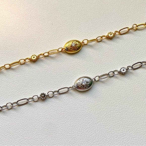 Elegant Gold Bracelet with Crystal Accent - Picture 3 of 3